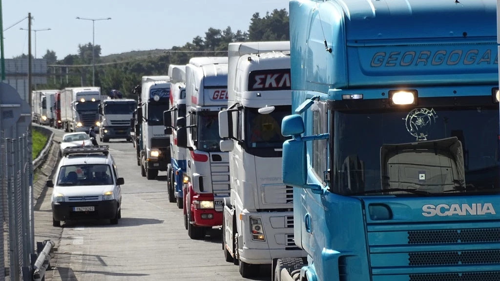 Τι αλλάζει για τις νταλίκες, τα φορτηγά και τα λεωφορεία στις εθνικές οδούς